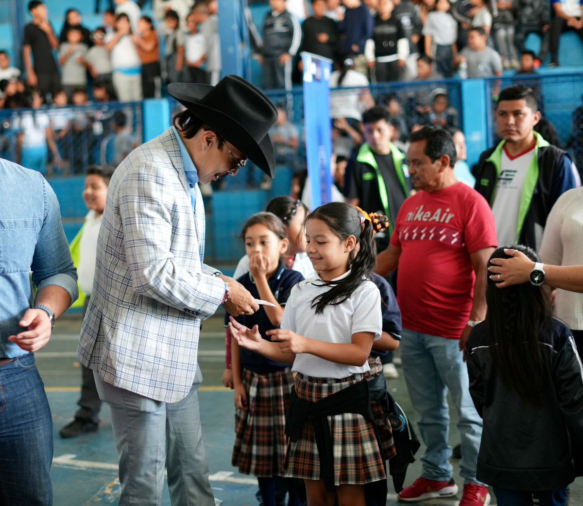 netobran's tweet photo. Estampitas del Mundial a todos los niños de la escuela Pedro Barahona de Ciudad Satélite Z9 de #Mixco https://t.co/AQBMYTNS5L