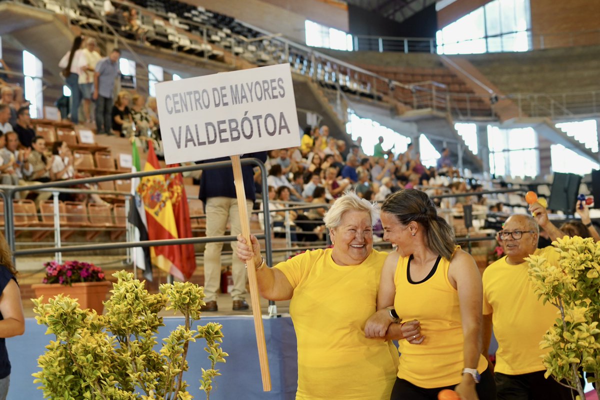 aytodebadajoz's tweet photo. 👏 La presidenta de la @Junta_Ex, María Guardiola, ha sido nombrada madrina de honor y ha acompañado junto al alcalde @BarreraGragera y autoridades a todos los participantes:

💬 “Pasa el tiempo y cada año hay un denominador común que sois vosotros, el alma de esta ciudad” https://t.co/iqKul8OOFP