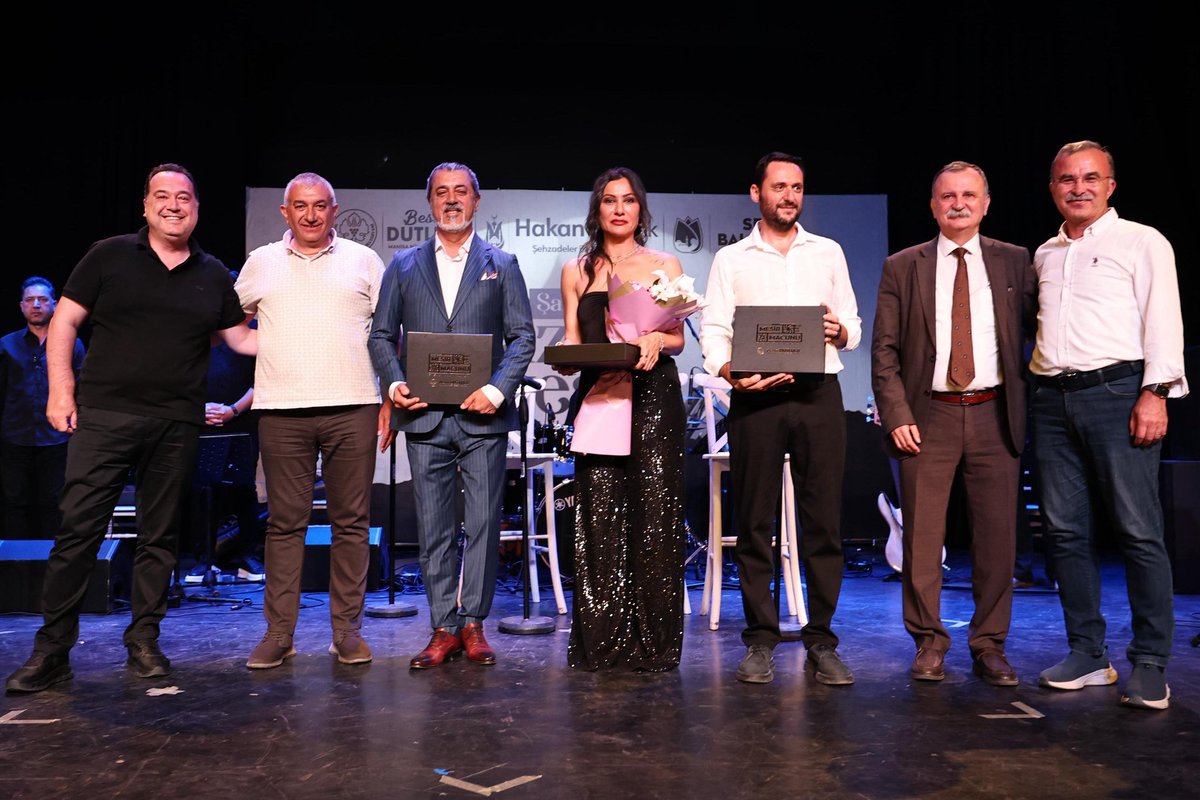 manisabsb's tweet photo. Büyük Şairimiz Nâzım Hikmet’i şarkılarla andık.

​Manisa Büyükşehir Belediye Başkanımız Besim Dutlulu’nun katılımıyla gerçekleşen etkinlikte, memleket şairimizi eserleriyle ve özlemle yad ettik.

​Performanslarıyla bizlere duygu dolu anlar yaşatan değerli solistlerimiz Teyfik Rodos ve Zeynep Halvaşi’ye, etkileyici anlatımıyla geceye değer katan Barış İnce’ye yürekten teşekkür ederiz.

​Bu özel gecede bizleri yalnız bırakmayan Fındıklı Belediye Başkanımız Ercüment Şahin Çervatoğlu’na, Yunusemre Belediye Başkanımız Semih Balaban’a ve salonu doldurarak geceyi unutulmaz kılan tüm vatandaşlarımıza teşekkür ediyoruz.