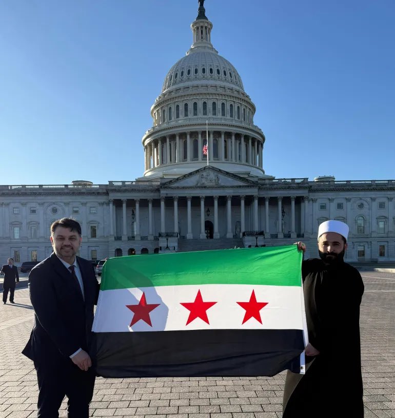 SallyObeid's tweet photo. إن كنت لا تعلم، فيجب أن تعلم وتتعرف على واحدة من أكثر القصص عبثية في #سوريا_الجديدة.

نتحدث عن شخص عُيّن مسؤولًا أمنيًا في السويداء، رغم أن اسمه ارتبط لسنوات بملفات وقضايا يعرفها أبناء المحافظة والسوريون عمومًا. شخص سُجن وحُوكم في قضايا وصلت إلى جريمة قتل، ثم خرج من السجن بعد تقديم ما يفيد بعدم أهليته العقلية.

ثم بعد سنوات، أصبح مؤهلًا لإدارة ملف أمني حساس، بل وممثلًا للسلطة في واشنطن، حيث التقى أعضاء في الكونغرس ومسؤولين في البنتاغون. كيف مر الأمر مرور الكرام، في حين نعلم جيدًا أن الإدارة الأميركية تتحدث عن التدقيق والمعايير الصارمة، لكنها أحيانًا تراجع الملفات بعين مغمضة وتصفق للنتائج بثقة كاملة؟

كيف يمكن لحكومة تدّعي بناء مؤسسات ودولة قانون أن تختار شخصيات بهذا الحجم من الجدل لتمثيلها في أهم العواصم؟ وكيف تتوقع من السوريين أن يأخذوا خطابها عن الحوكمة والشفافية على محمل الجد؟ هذه السلطة تتصرف وكأن ذاكرة السوريين غير موجودة، وكأن العالم لا يسأل، وكأن الماضي يُمحى بقرار تعيين أو صورة تذكارية في واشنطن.
