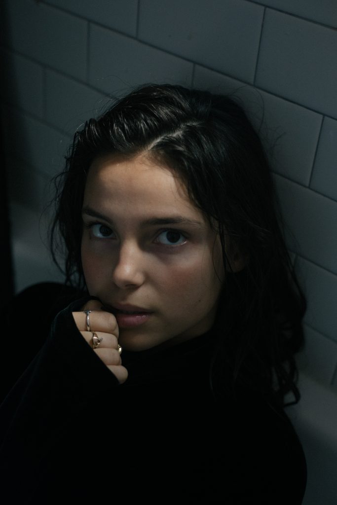 BlueGurl___'s tweet photo. Mon pote qui me demande si Inde pourrait choper une nomination aux oscars parce que selon lui, elle le mérite

Azy ça y y est, bro's in love with Inde Navarrette, as he should https://t.co/tEbS9qoTaY