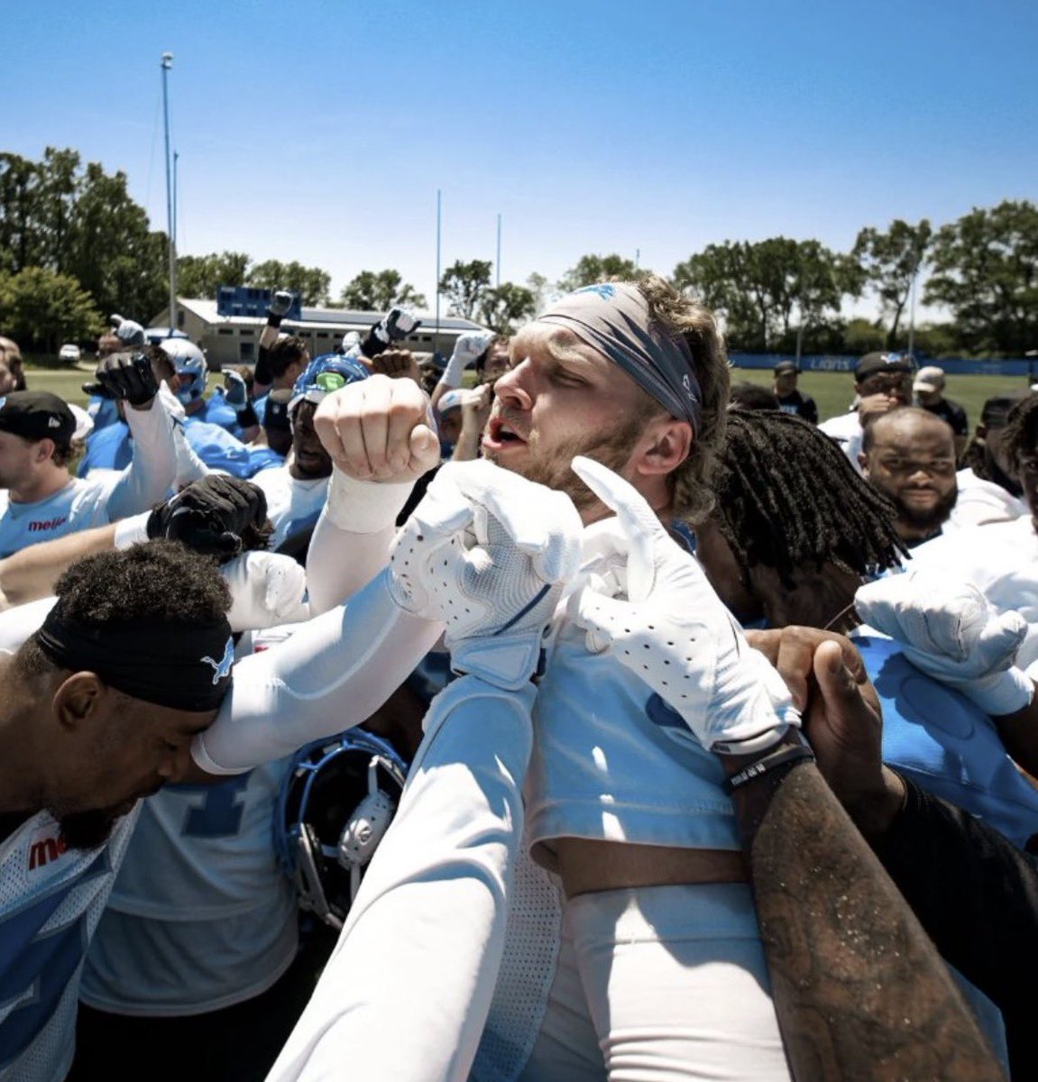 the_det_times's tweet photo. Aidan Hutchinson breaking down the huddle 💪

(via @Lions) https://t.co/UitGrNckli