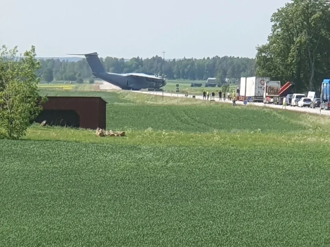 nHenrikJ's tweet photo. En dag på svenska landsbygden. Bilkö pga A400M som håller på att vända på vägen. 
https://t.co/pdNhdJzevf https://t.co/ug94SVie34