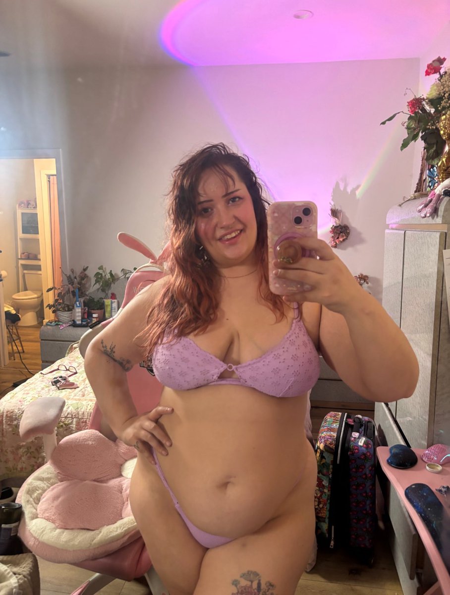 r0selareine's tweet photo. say hi if i can send you some cutie pics in DMs even tho i’m BBW :3 https://t.co/8oa08MPqCU