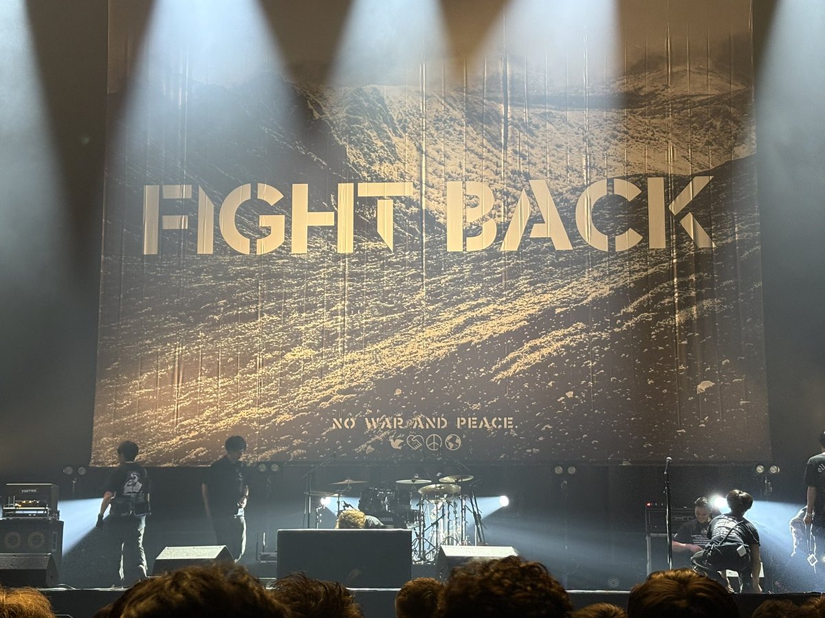 TYouth29's tweet photo. 文章能力低いですが良かったら読んでください。

　　　　【ファイトバックの旅】

私はファイトバックに行くことを決めた際、車で被災地を通って震災遺構の学校や復興支援の展示施設を廻ろうと決めていました。行きは5/30に震災以降の宮城県の山元町の中浜小学校と仙台市の荒浜小学校を観てきました。津波の時のそのままの状態に残っており津波の破壊力痛感するとともに自分がこの現場にいたらと思うと恐怖心すら感じました。

翌日5/31のファイトバック当日。前日に震災の状況を見たせいかAge Factory、BRAHMAN、ELLEGARDENの曲を聴いてるうちに自然と薄ら涙が出てきました。私の住んでいる茨城県も震災の被害はありましたが福島、宮城、岩手と比べればかなり少ない被害で住みました。しかし、その3県の海沿いではかなりの被害を受けたことを前日の震災遺構の学校の状況を見て肌で感じたからだと思っています。震災で亡くなった人達にも私が音楽が好きなように好きな事や好きなものがあったでしょう。生きていれば好きなことを楽しんでいたでしょう。私は生きているからこそ好きなライブやフェス行くことが出来ますが震災の犠牲になったことは出来ない。そう思うと感傷的な気持ちになってしまいました。ファイトバックのフェス自体はどうだったと言うと好きなバンドが多く、アリーナは広いですがどこか少しこじんまりもしてて都会のフェスにはない魅力がたくさんあり、音響もよくとても大好きなフェスになりました！来年も行きたいと思えるフェスでした。運営された皆さん本当にお疲れ様でした！そしてありがとうございました！

ファイトバックの翌日6/1は車でSpotifyでファイトバックのプレイリストを聴きながら福島県浪江町の震災遺構諸戸小学校、復興記念公園追悼祈念施設、東日本大震災・原子力災害伝承館と廻り、追悼・展示見学・講話を聞いたりし、その後に双葉町と大熊町と廻りました。津波の恐ろしさは前述に述べましたがこの２つの町は今だに帰宅困難地域に指定されています。世の中のほとんどの人は自分の家や故郷に帰れることが出来ていますがこの地域の方はこれが出来ません。帰宅困難地域のエリアじゃないところを車で通りましたが柵があり入れなく、薄ら見える街並みは15年前の震災のままで止まっていました。それが現状なのです。よく震災関係の番組で復興は道半ばと聞きますが私はこの3日間でそれを凄く感じました。この旅前はどこか他人事だった震災被害、旅を通して自分事として考えるようになったような気がします。これから私のできる復興支援をしていきます。

追伸　行きのファイトバックプレイリストと帰りのファイトバックのプレイリストは同じ曲なのに違った曲のように感じました。音楽ってその時の心境で感じ方は変わると感じた旅でした。

　　　　　　　　完