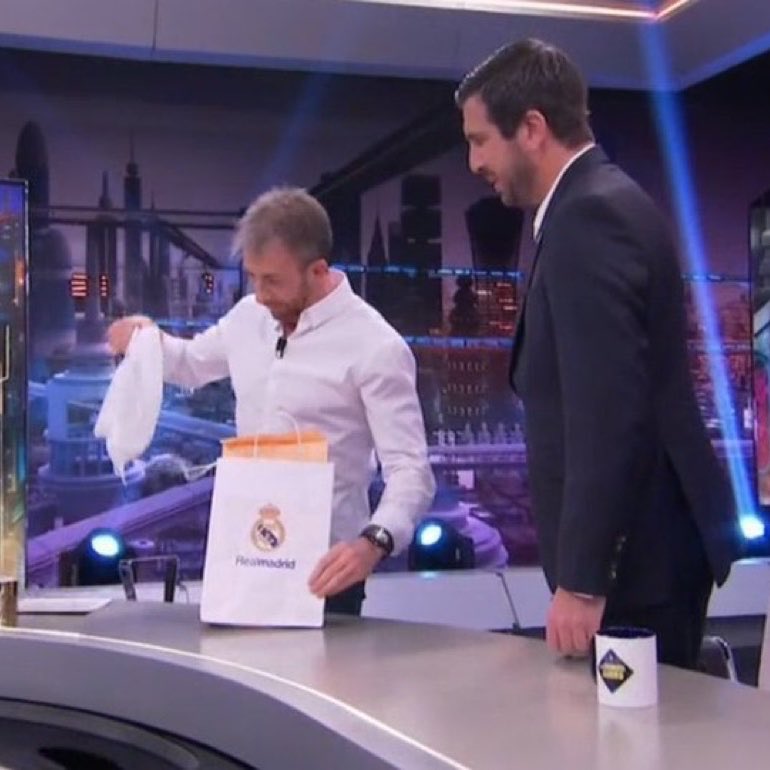 theMadridZone's tweet photo. 🚨 Enrique Riquelme brings out a Erling Haaland #9 Real Madrid 2026/27 home kit to announce him as his superstar signing. https://t.co/DWdZLM3Tw5