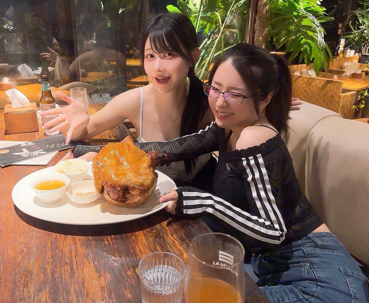 kanameai's tweet photo. おはみざわ🐔昨日打ち上げでいただいたおっきなチキン見てーーーー！！！！🍗✨️ https://t.co/yeeYGvvoUi