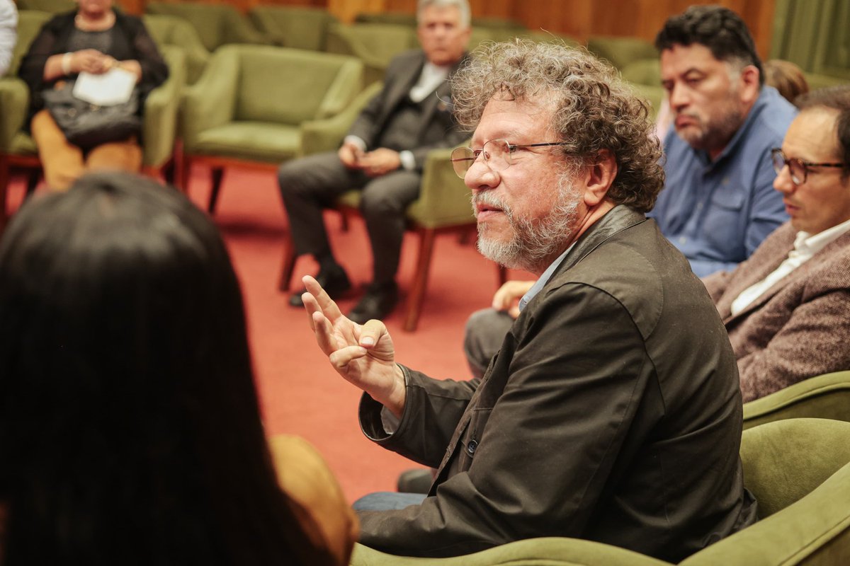 CarlosAmayaR's tweet photo. Hoy realizamos una nueva mesa técnica con la @UNALOficial, la @UPTCoficial y delegados del @mincultura, para revisar los avances en la viabilidad del proyecto de estudios y diseños para el mejoramiento del Sitio Histórico de la Batalla de Boyacá.

Juntos estamos trazando la hoja de ruta que nos permitirá avanzar en las alternativas de solución ante las observaciones realizadas por el Ministerio sobre este importante proyecto. 

Acordamos realizar dos mesas técnicas el próximo viernes, una en la mañana para bienes muebles y la otra en la tarde para revisar bienes inmuebles. 

En este espacio la Universidad Nacional, entidad encargada de ejecutar los estudios y diseños, presentará los proyectos ante el Ministerio, para recibir las observaciones correspondientes y plantear las soluciones técnicas necesarias.

Seguimos trabajando para que el Puente de Boyacá fortalezca su valor histórico, cultural y turístico, consolidándose como un destino emblemático para Colombia y el mundo 💚🌎.