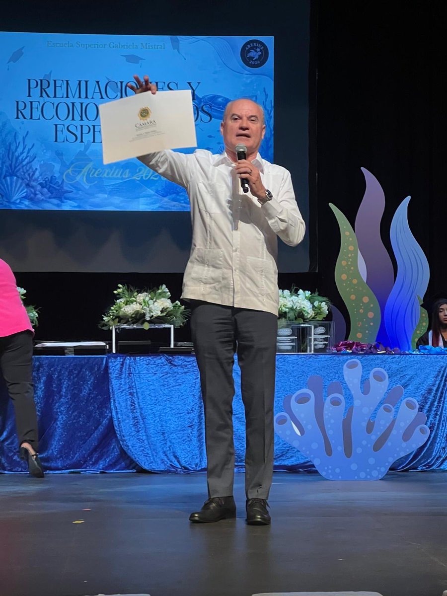 RepVictorPares's tweet photo. #Precinto4 | Hoy participamos de los actos de graduación de la clase graduanda 2026 de la Escuela Superior Gabriela Mistral. Entregamos Mociones de Felicitación, aprobadas por la Cámara de Representantes. Felicidades a todos los graduandos por su logro académico. https://t.co/mVM6FRbHuh