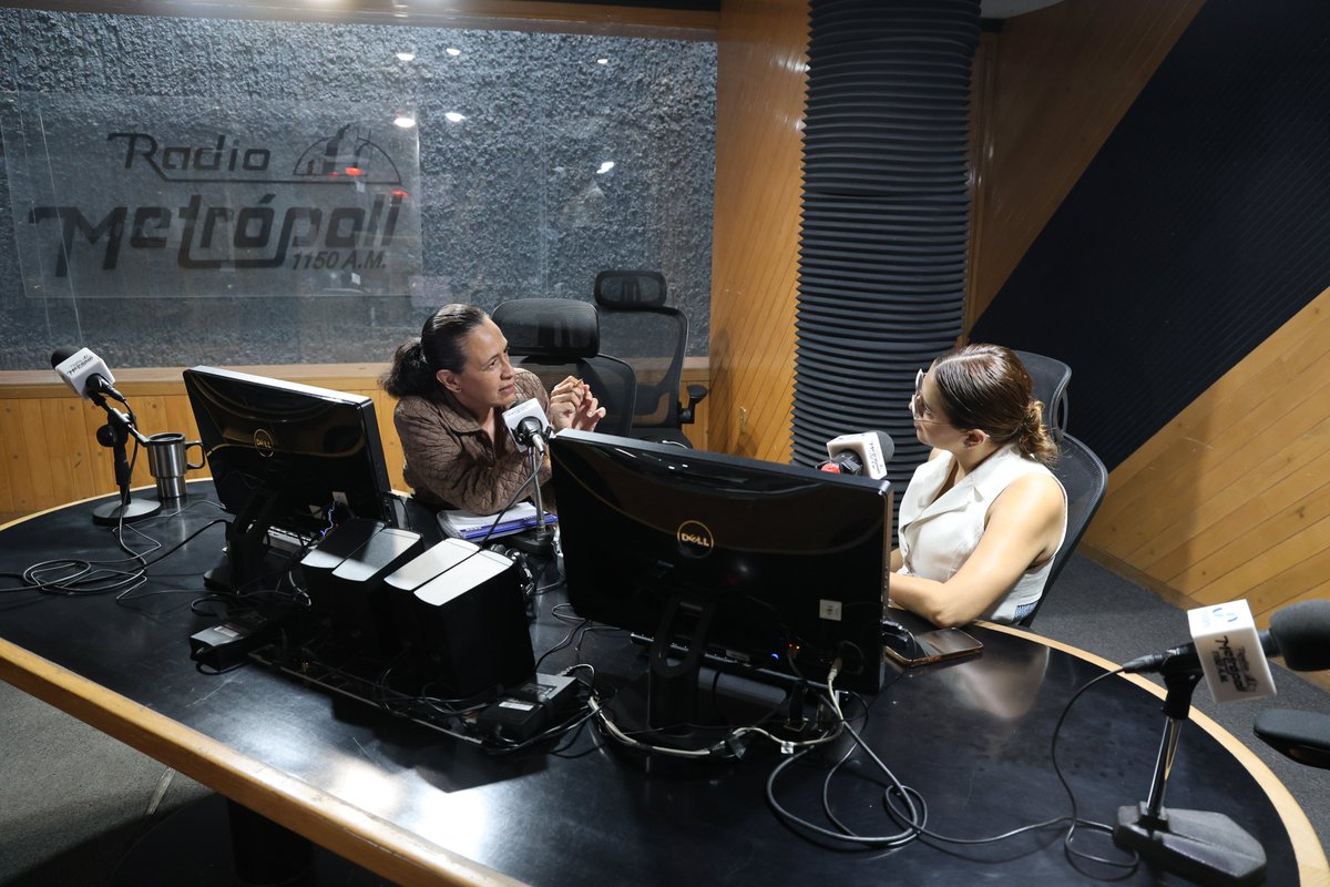EgresadosyEXUDG's tweet photo. Continuamos con la difusión de la campaña “Queremos saber de ti”. Ayer, nuestra coordinadora Lcda. Priscilla Fabiola Cavagna Cordero, acudió a la radiodifusora Radio Metrópoli para ser entrevistada por la periodista Mercedes Altamirano. (1/2)

@Cgv_udeg @Notisistema https://t.co/NFmEdRmRrF