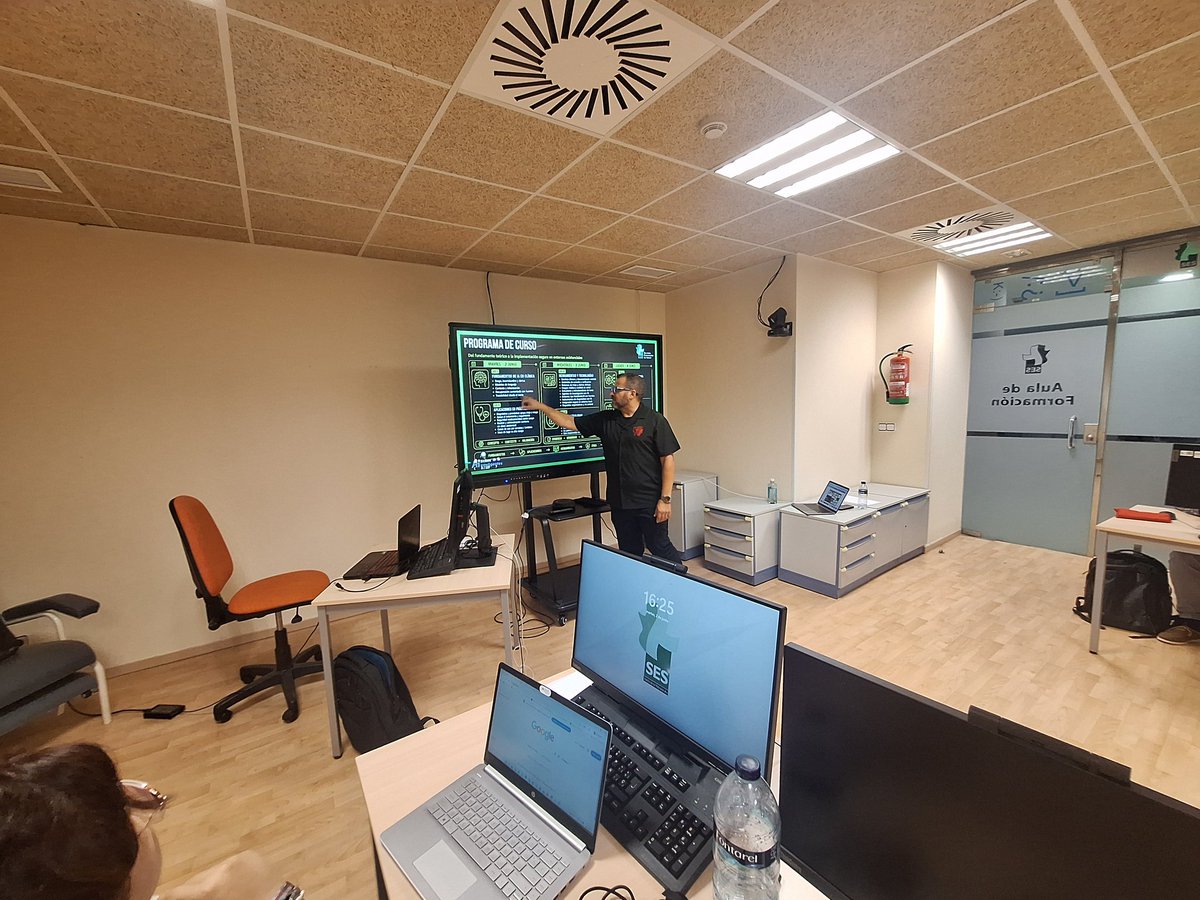AulasInteligent's tweet photo. Momentos compartidos que quedarán sirmpre en nuestro recuerdo, en esta pionera formación en el Hospital San Pedro de Alcántara de Cáceres para el Servicio Extremeño de Salud @saludEXT y coordinado por @AnaT_DM1988 . Avanzando hacia un uso responsable de la IA en medicina y salud. https://t.co/oCVb8WdwDg