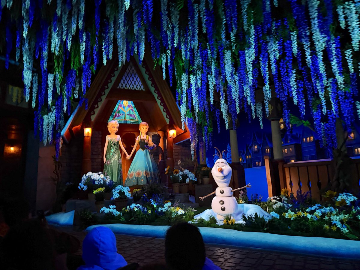 SoCal360's tweet photo. Frozen was a walk-on at 10pm at Disney Adventure World. The ride is identical as Hong Kong Disneyland.

There’s also a Oaken’s cart that you don’t see in the queue at Hong Kong Disneyland https://t.co/ibSMVTgxjR