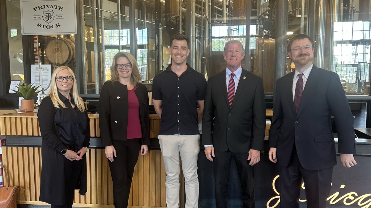 SBAgreatplains's tweet photo. Productive day in KC! @SBAgov Associate Administrator @LShimkat and RA Brad Zaun met with Andy Rieger to discuss the business landscape and how SBA can support regional economic resilience. 🏙️

Tag a small business you are proud of today! #SBA #SupportLocal https://t.co/P47OO1sXNz