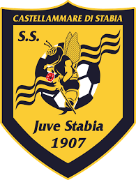 360FTB's tweet photo. 🇮🇹 🚨Le malheur des uns pourrait-il faire le bonheur des autres ?

Comme vous n'avez pas pu passer à côté ces dernières semaines, le club du SSC Bari a été relégué en Serie C suite à des barrages, mais il reste une lueur d'espoir pour leurs supporters, car la Juve Stabia se trouve dans une situation très critique à l'heure actuelle !

En effet, le club de la Juve Stabia se porte actuellement très mal, car en mai, les actions du représentant de Stabia Capital Srl, Francesco Agnello, ont été saisies par la justice. Francesco Agnello se retrouve donc au pied du mur, et doit impérativement injecter l'argent nécessaire pour pouvoir se trouver en Serie B la saison prochaine.

✅Dans la situation où il injecte l'argent avant le 8 juin (la date butoir donnée par le tribunal de Naples pour le versement), alors les critères financiers de la Ligue seront remplis et le club pourra se trouver en Serie B la saison prochaine.

❌Dans la situation où l'argent ne serait pas versé par Agnello, il serait écarté par le tribunal le 10 juin et la Juve Stabia devra être vendue en urgence pour éviter la faillite. Mais deux repreneurs sont déjà sur les rangs : le groupe local Guerri et un consortium lié à un fonds suisse.

L'espoir pour le SSC Bari et ses supporters est donc le repêchage ! En effet, si la Juve Stabia ne parvient pas à régulariser sa situation financière avant les dates limites de la Fédération italienne (FIGC), elle sera exclue de la Serie B et donc Bari serait automatiquement repêché en Serie B !

Affaire à suivre! ⏱️