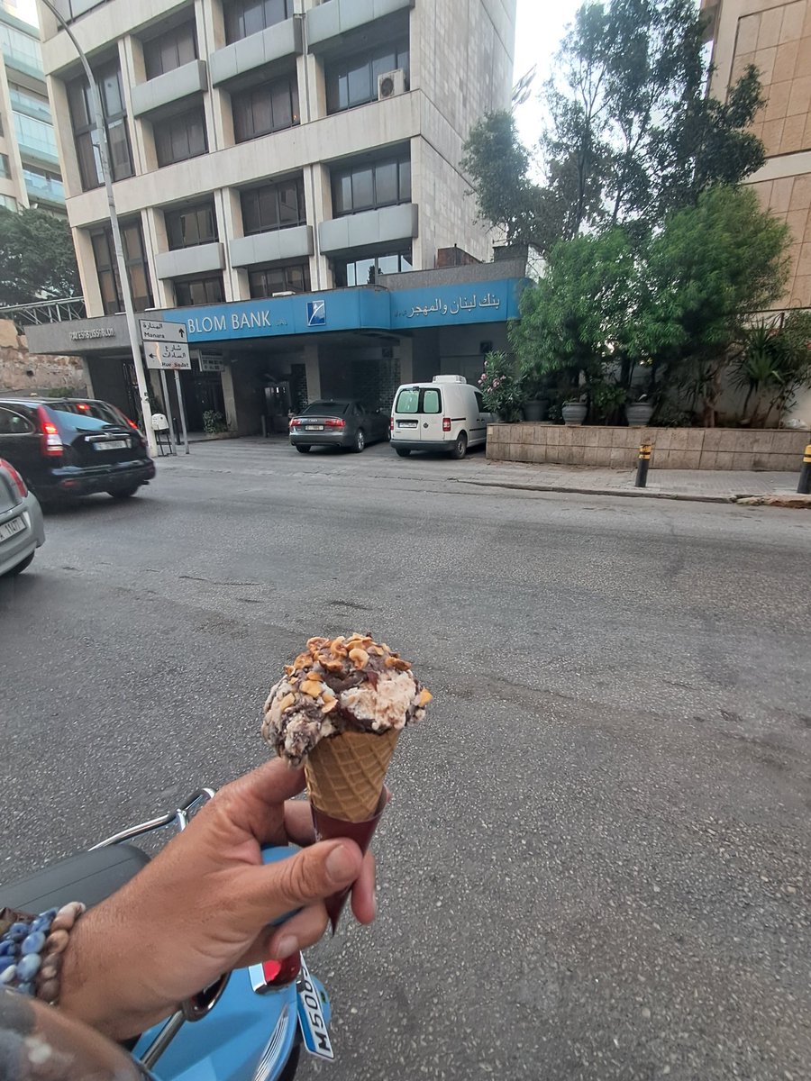 AlAbbass89's tweet photo. محل تاج الملوك ب اخر شارع bliss ب الحمرا عنده بوظة كتير طيبة.
مشكلته ما عنده social media مش معروف الا ل اللي ببقصده.
نكهة الشوكولاته مع البندق ونكهة ال افوكا اطيب شي. https://t.co/7dEdHoMuv3