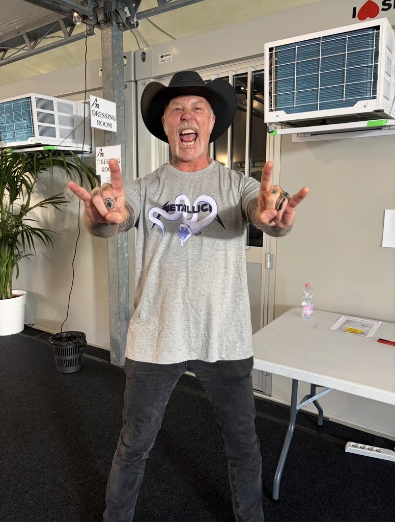 onlyjamesahet's tweet photo. 🤘🔥 Yo family! Just got this killer shirt from Maria, our badass Wish Kid who came through today!
Maria, thank you so much for this epic gift brother/sister! 🙏❤️ We’re standing strong behind you in your fight against cancer. You got the whole Metallica crew and all the Metallifans lifting you up! Keep raging on kid!
We love you! 🤘💪🔥
#Metallica #JamesHetfield #WishKid #CancerFighter #MetallicaFamily #RockForACause #StayStrongMaria
