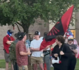 EstoriaEspanna's tweet photo. 🇪🇸🇺🇸 Bandera de Falange Española en la manifestación blanca de Texas. https://t.co/ibjDPYYVPF