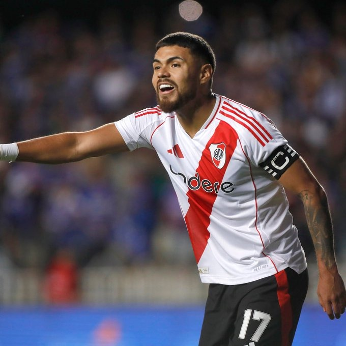 Jonitermo's tweet photo. Los once jugadores de River Plate 🇦🇷 que cobran más de U$S2M anuales son:

* Armani.
* Martínez Quarta.
* Pezzella.
* Paulo Díaz.
* Gonzalo Montiel.
* Marcos Acuña.
* Aníbal Moreno.
* Kevin Castaño.
* Maximiliano Meza.
* Juan Fernando Quintero.
* Sebastián Driussi. https://t.co/MBN17SEsBt