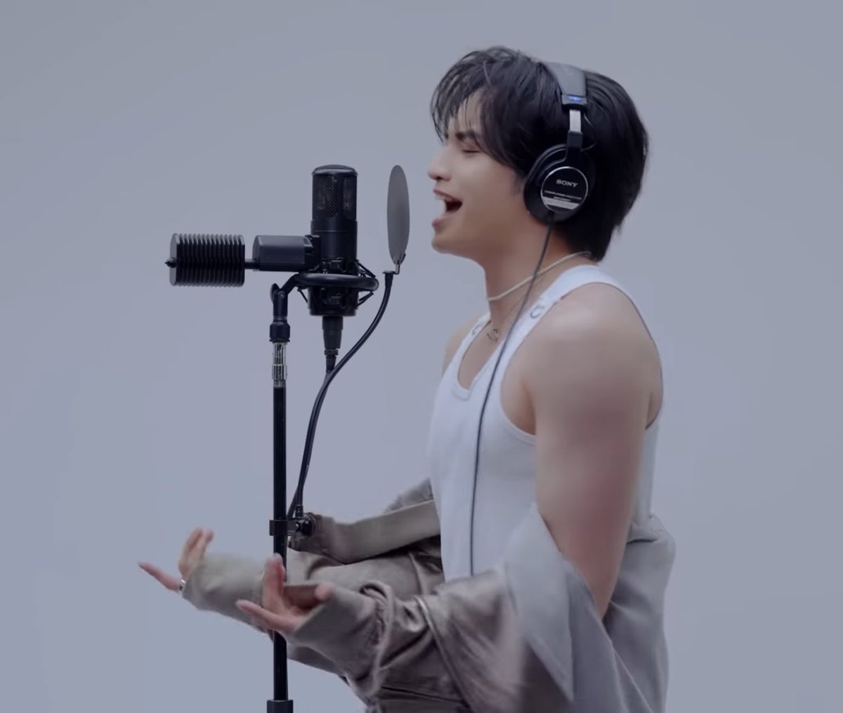 r__1ru's tweet photo. さすがどんだけ忙しくても月半分はジムに行くケンティー、ﾌｧｰｽﾄﾃｲｸ1、2回目で筋肉の発達が顕著に現れている....wwww https://t.co/9EMPhZy9Y0