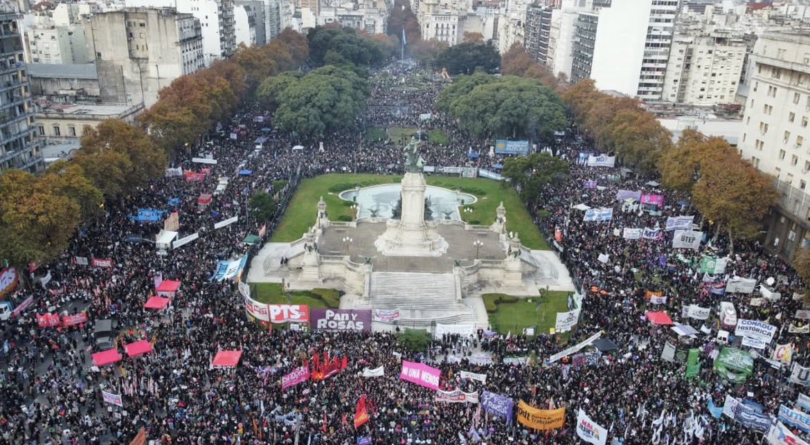 FilmusDaniel's tweet photo. Miles y miles de argentinas/os salimos hoy a la calle para decir #NiUnaMenos, basta a las violencias por motivos de género y defender cada uno de los derechos conquistados. Frente al ajuste y los discursos de odio, reafirmamos el compromiso de seguir construyendo una sociedad más justa, igualitaria y libre de violencias.