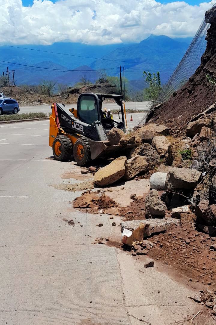 CAMINOS_CIV's tweet photo. 🚨 #EmergenciaVial / #ElProgreso
Personal de nuestra Zona Vial No. 1 atiende emergencia por desprendimiento de material y rocas en la Ruta CA-09 Norte, km. 77.5, lado derecho, jurisdicción de Guastatoya, El Progreso. Con el apoyo del Distrito No. 10 de El Rancho y PROVIAL https://t.co/ok0FuL9lOj