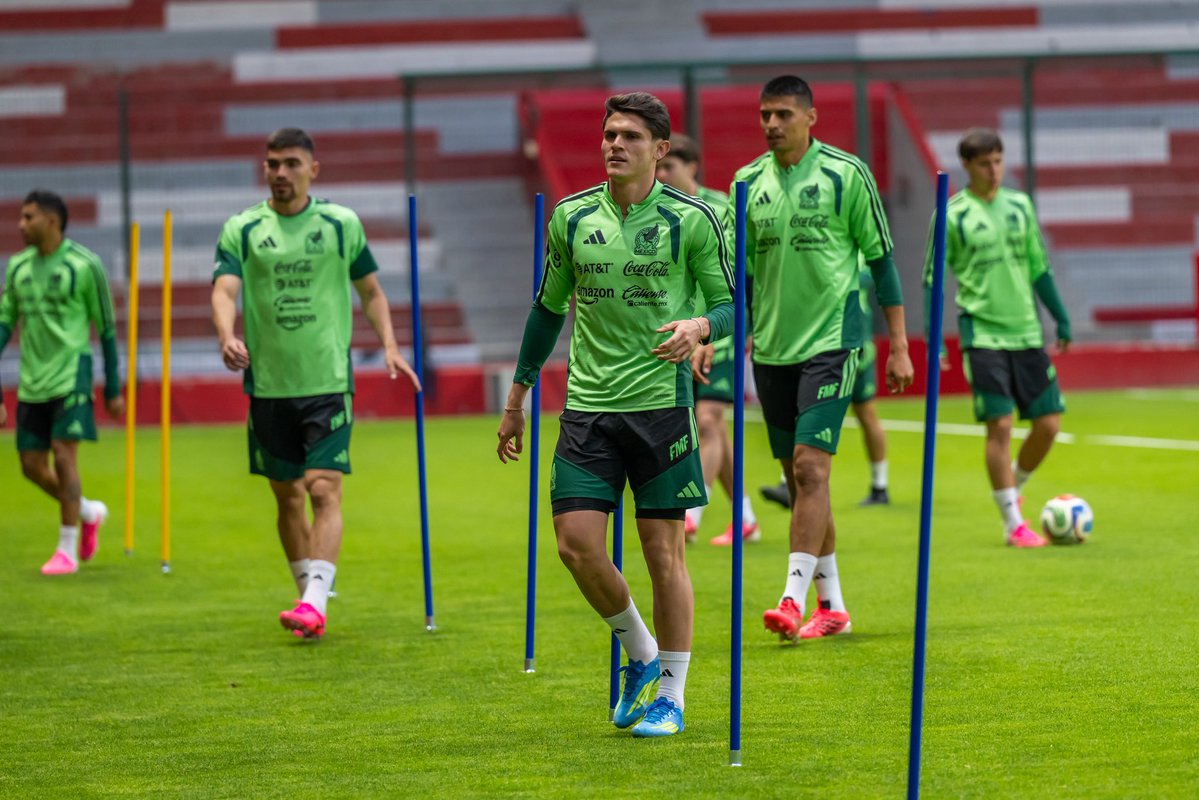 delfinagomeza's tweet photo. 🇲🇽  ¡Todas y todos a apoyar mañana a @miseleccionmx! 🇲🇽 
Que sientan el cariño y el apoyo de las y los mexiquenses y consigan la victoria.
#ElPoderDeServir https://t.co/TKWIk3vQwN