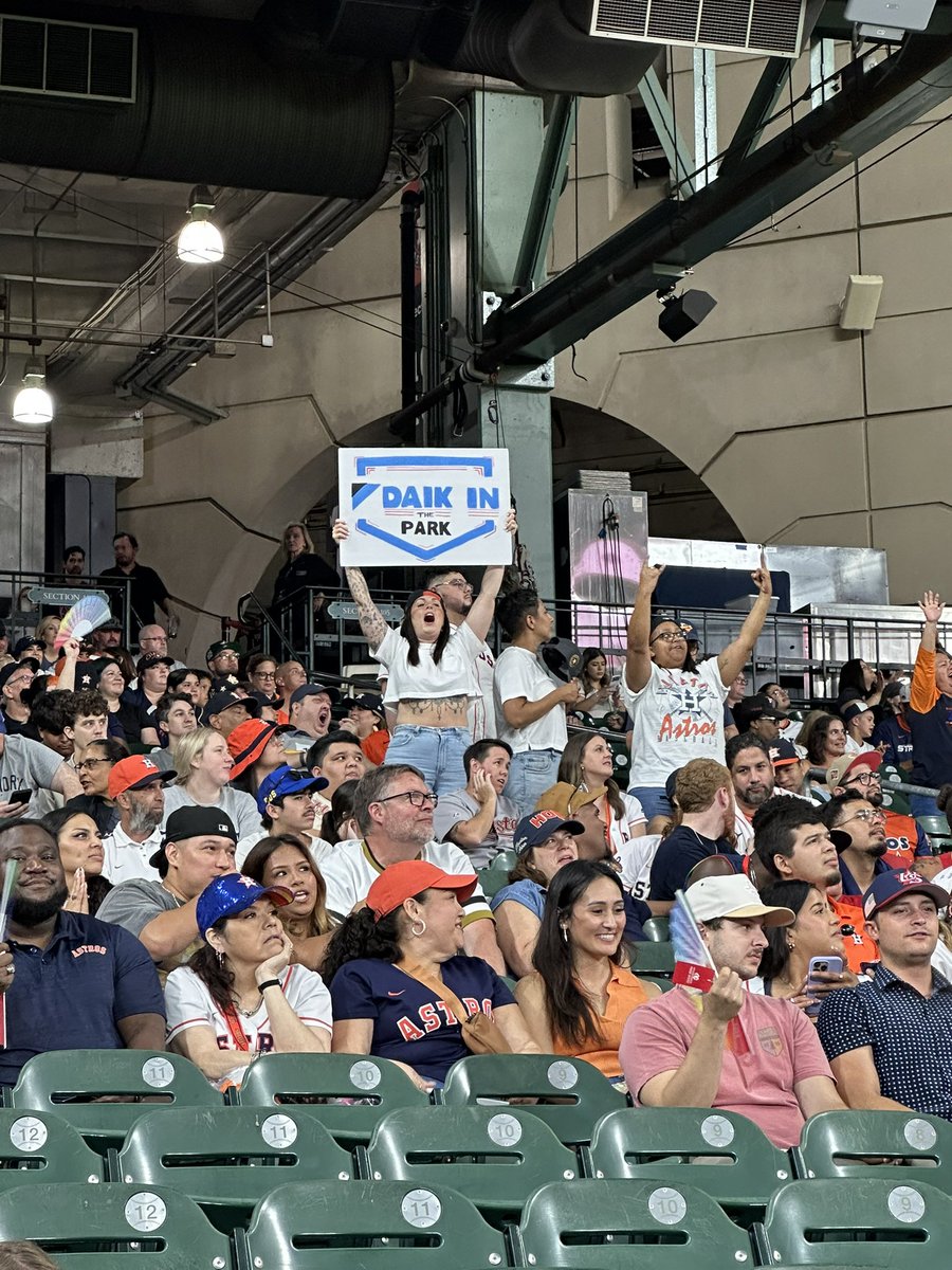 JesusEstrada24's tweet photo. Who’s aunt?? Pride night at Daikin Park is something else 😂🫶🏽⚾️🌈 https://t.co/rGD1PiTey3
