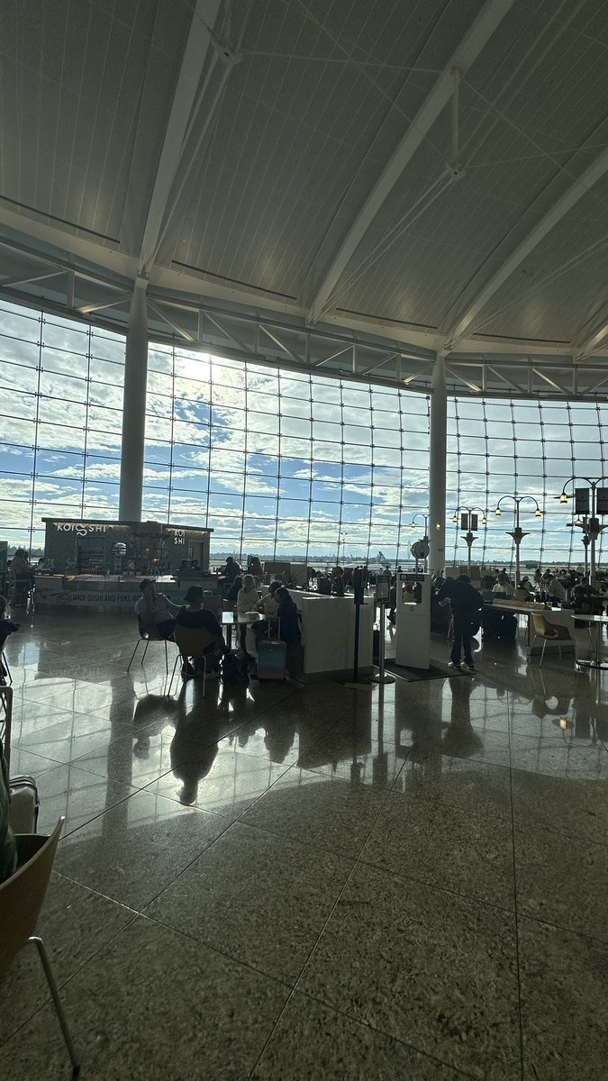 Aaronbennett's tweet photo. The view from the Seattle airport is unmatched https://t.co/3D1tYOkWVA