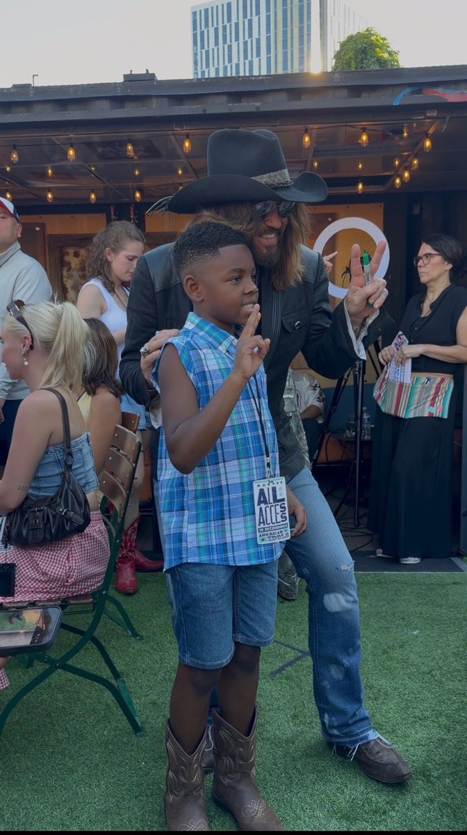 billyraycyrus's tweet photo. This is why I Love CMA Fest!!! 🎶🤠🎸

📸  Derrek Kupish 
📸  getty images / Derek White for 19 Recordings https://t.co/ESunF2qYXT