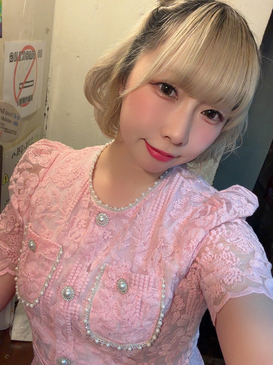 htasooo's tweet photo. 歌辞めちゃうんですか？って
沢山メッセージとか送ってくれて
ありがとうだけど
毎ライブ命懸けで歌ってたって
どんなに続けてたって聞きに
来てくれないのは寂しいもんだよ🤫🤫 https://t.co/0fBGkJNQlX