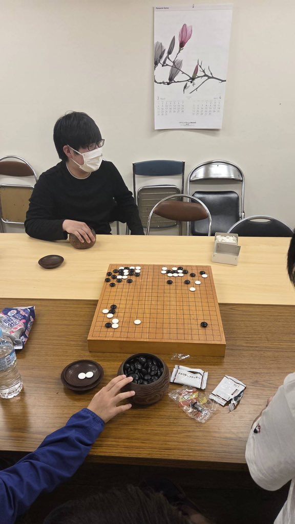 gakusei_igo's tweet photo. 【多世代GO交流会ってなーに？】

多世代GO交流会は、囲碁を通じて人と人がつながる交流会です。

幼稚園、小学生、中高生、大学生(院)、社会人。

初心者も経験者も。

みんなで同じ盤を囲みながら、対局したり、お話したり、交流したりしています😊

囲碁が強くなることも大切。

でもそれ以上に、

「また来たいな」
「ここに来ると楽しいな」

と思える居場所になることを目標にしています。

囲碁を知らない方から大歓迎です✨

#囲碁 #多世代交流 #居場所づくり