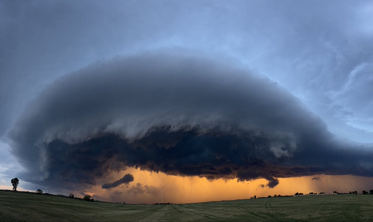 rehill57's tweet photo. Cool sight near Plankinton, SD right now! https://t.co/yFpBlameQU