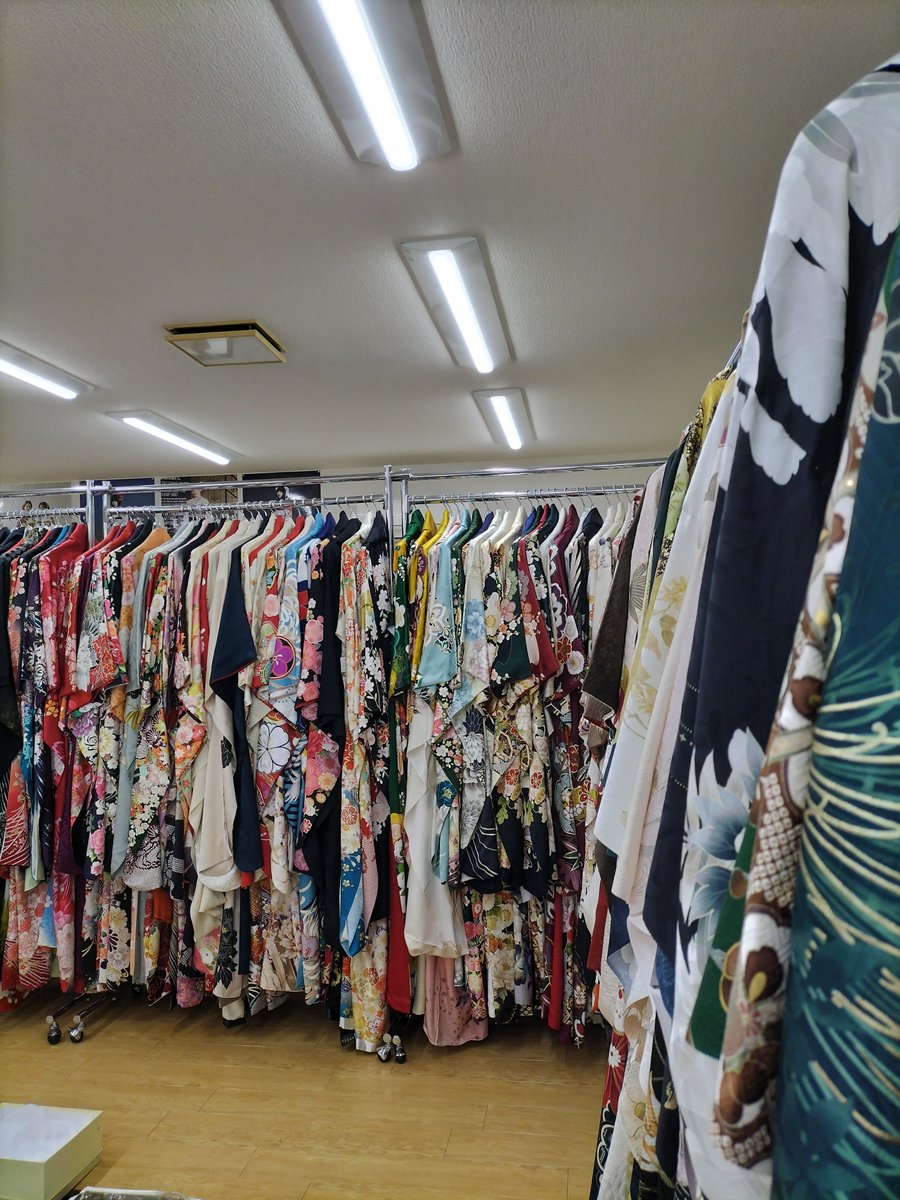 gunlabo's tweet photo. 【本日のブログ】2027年、2028年「はたちのつどい」＆卒業式衣裳　ご予約受付中！（振袖レンタル＆フォト Anmut（あんむーと）／前橋市）
▼記事はこちら
https://t.co/SERyVk4e8c https://t.co/qVfrh9CgK8