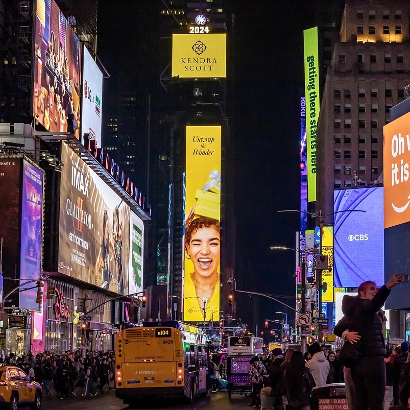interesting_aIl's tweet photo. New York is the first state to mandate advertisements disclose the use of AI-generated images or voices

The law will be effective June 9 https://t.co/sBUMF3hMv5