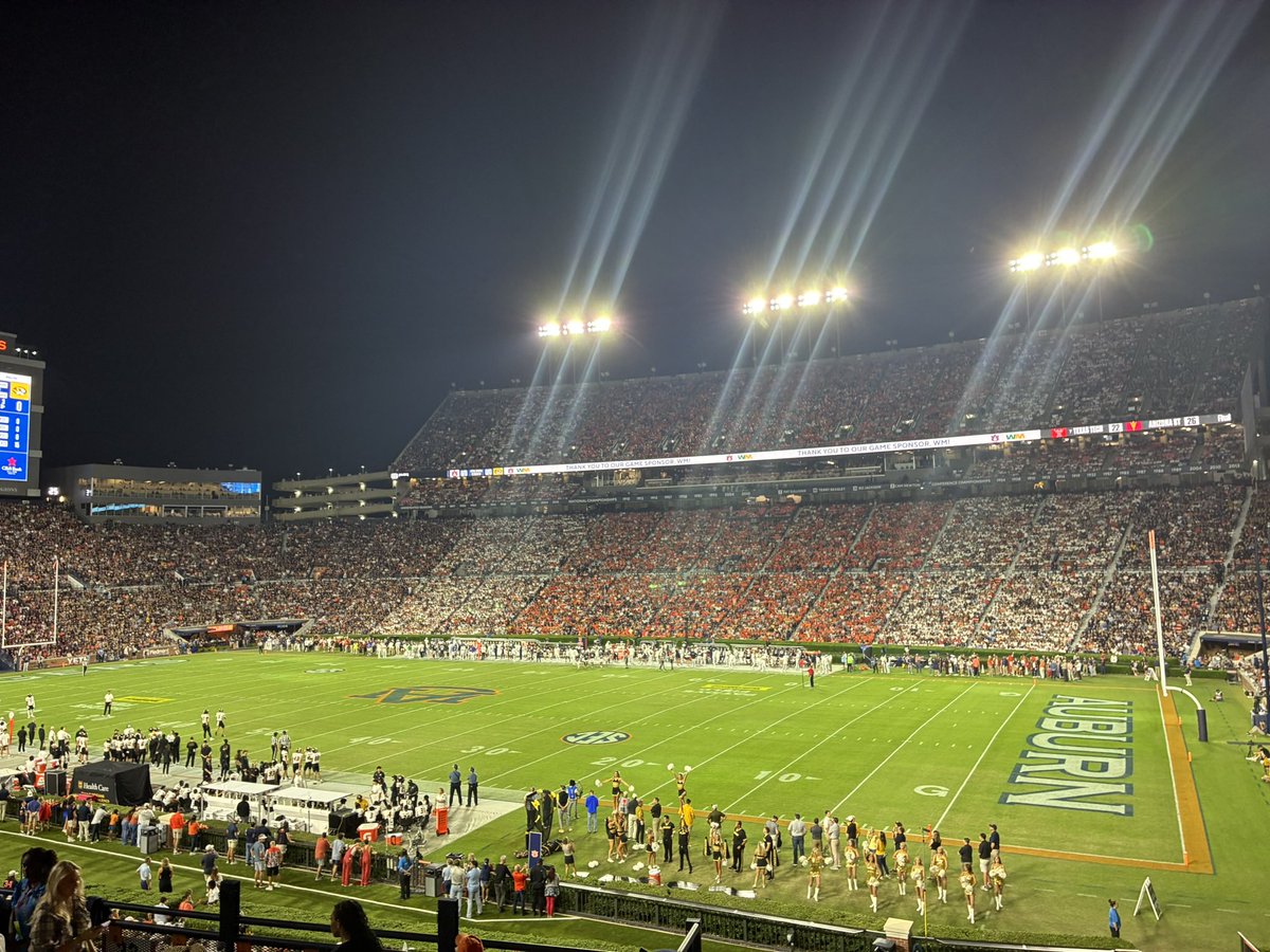 krypton9008's tweet photo. @CFBTalkDaily @jdubb_75 This was against Mizzou and as a Mizzou fan this place was electric. https://t.co/ngCboJu2My