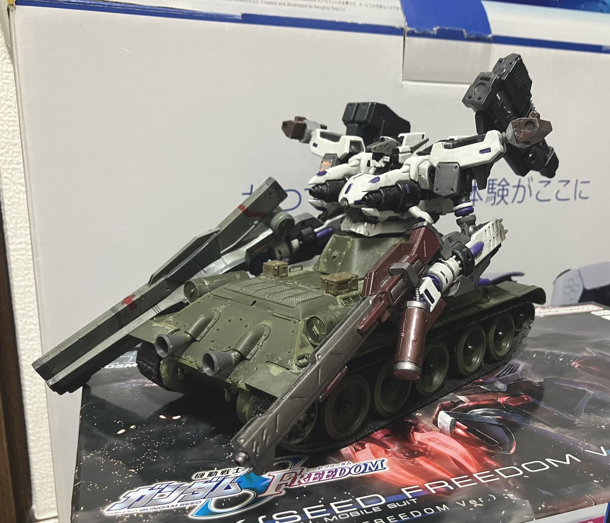 rightningsilver's tweet photo. 前後と車体裏にブースターをつけて仕舞えばこれでAC用タンク脚部だ https://t.co/cJgRHF6BvT