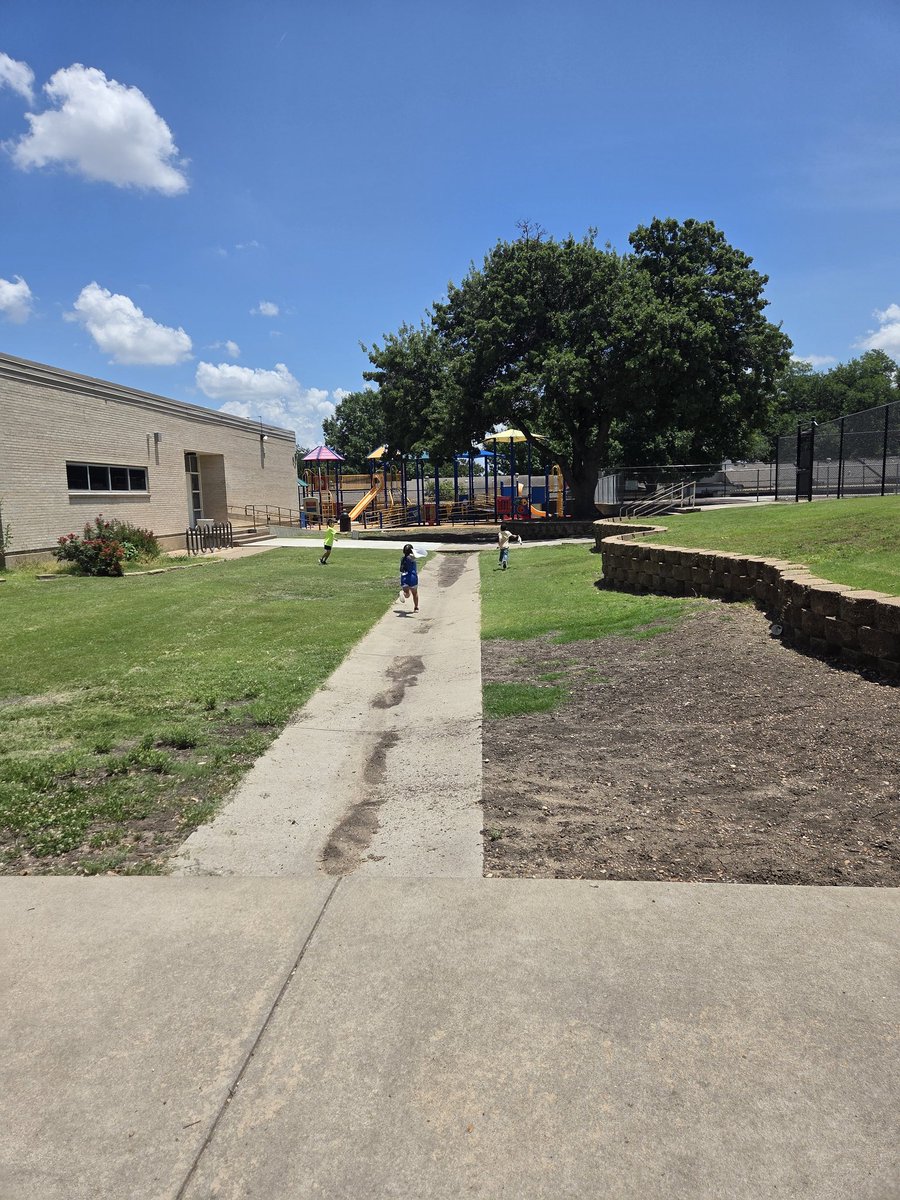HeyMissMoose's tweet photo. Ignite Summer School at RISD Academy... STEAM activity #1 in the books... playing in the wind. This group of Kindergarteners are teaching me a little spanish each day!!! Mi gusta! #RisdIgnite https://t.co/VV03reCNVE