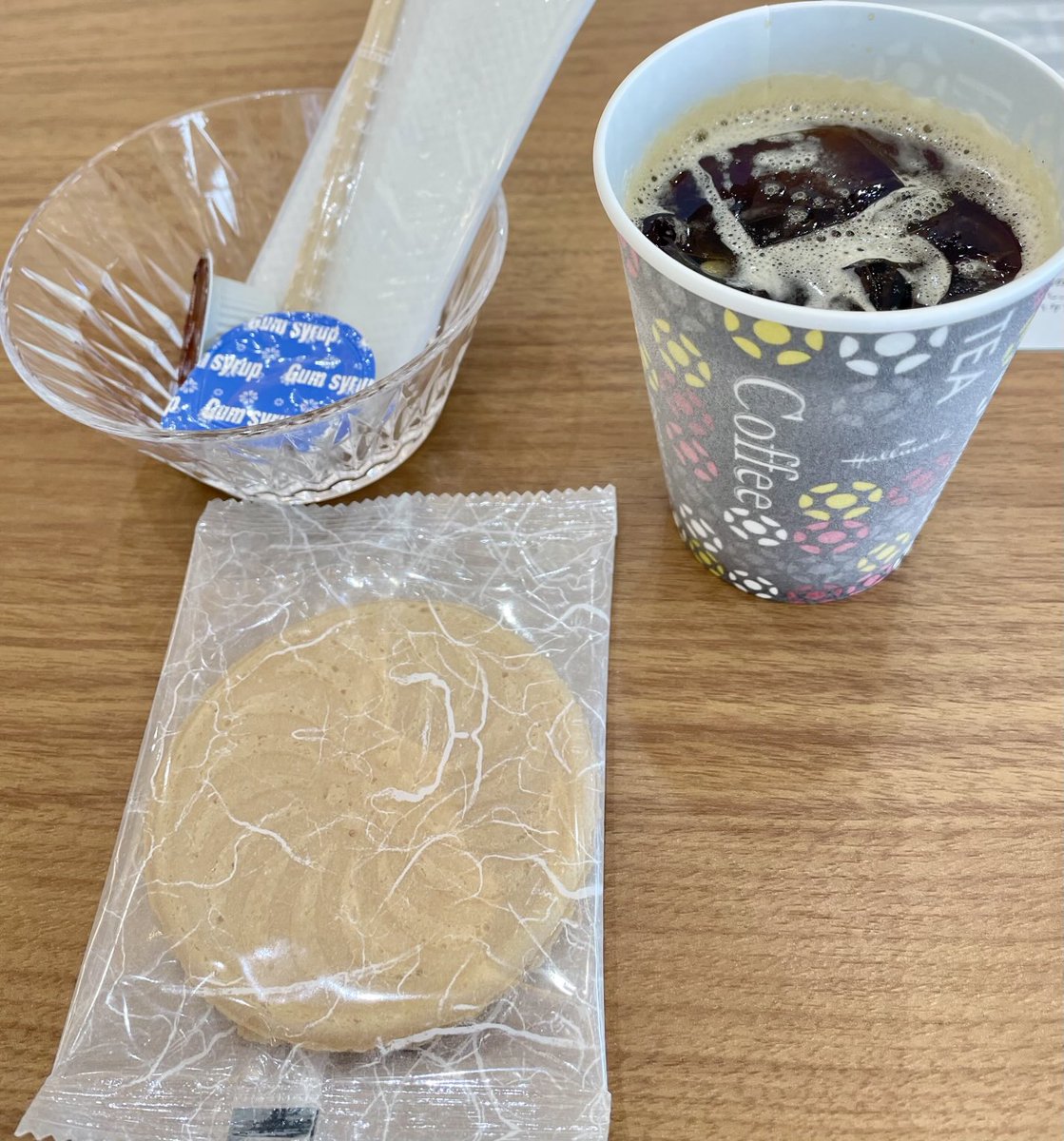 RitsMatt's tweet photo. 某所のトヨタさんで社用車のバッテリー交換
アイスコーヒーと、これはゴーフレットか久しぶり https://t.co/eOKQf9gjv0