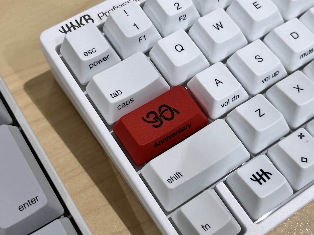 Shingi's tweet photo. まさかの押下圧30g。45g（読み：おしえ）はどうなってんだ45gは!!😁
HHKB Professional HYBRID Type-Sに限定台数の30周年モデルが。販売はPFUダイレクトのみ、本日より受注開始。価格は3万9600円（税込）。
※限定とはいいつつ、実は“増産の可能性あり”扱い。
新時代や!!
https://t.co/CWH6p45fSS https://t.co/R4QntHGZ90