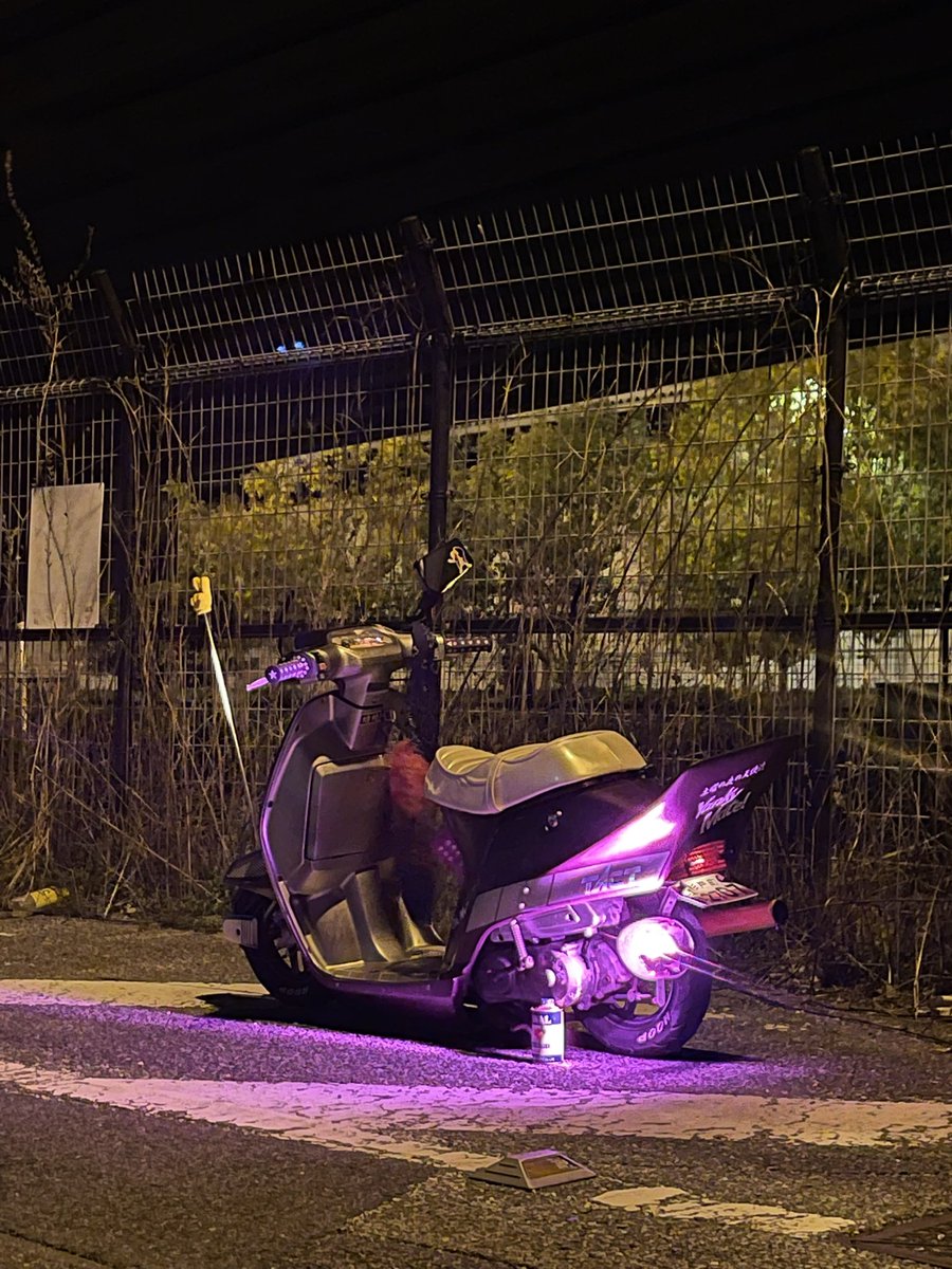 1212Hayate's tweet photo. 雨ざらし放置プレイ中のポンコツ買い取らせてもらってケチケチチューニング施してこうなりました。車体代、カスタム代合わせても10万なんて到底いきません。
 #みなさんが10万円以下で買った乗り物教えて https://t.co/W4jNVwdAWc