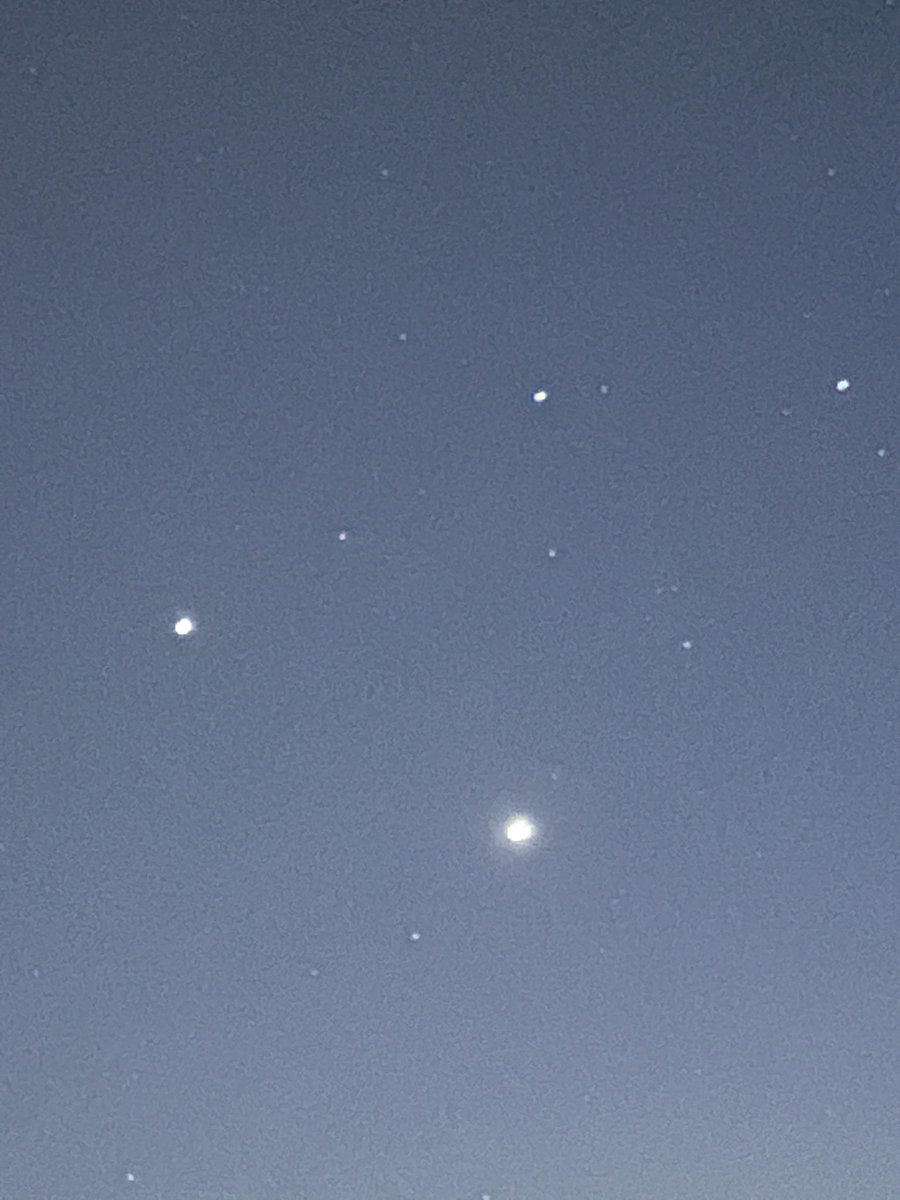 Katie_Classique's tweet photo. Amazing alignment of Jupiter and Venus tonight ✨ https://t.co/YqSctUNh2K