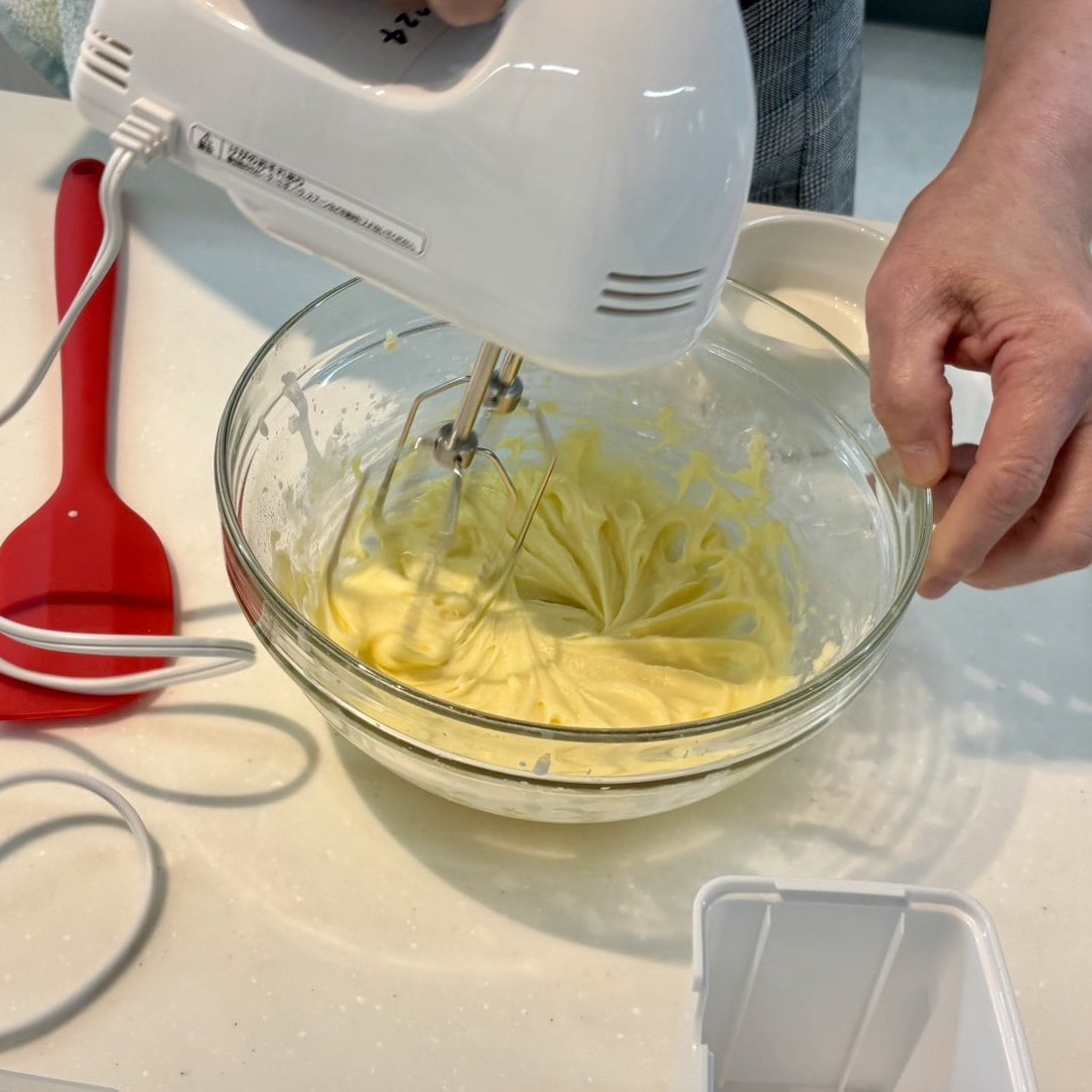 mg_flamme's tweet photo. Flamme料理教室🥧✨
ヒロ・ソレイユの石田紘子先生による製菓教室を開催

「オレンジのチーズクリームタルト」🍊

生地の敷き込みも丁寧に行いながら、本格的なタルト作りに挑戦！クリーム作りや仕上げまで、皆さん真剣な表情で取り組んでいました✨

#盛岡ガス #クッキングスタジオフランメ
#料理教室 https://t.co/MUTT4bduiY