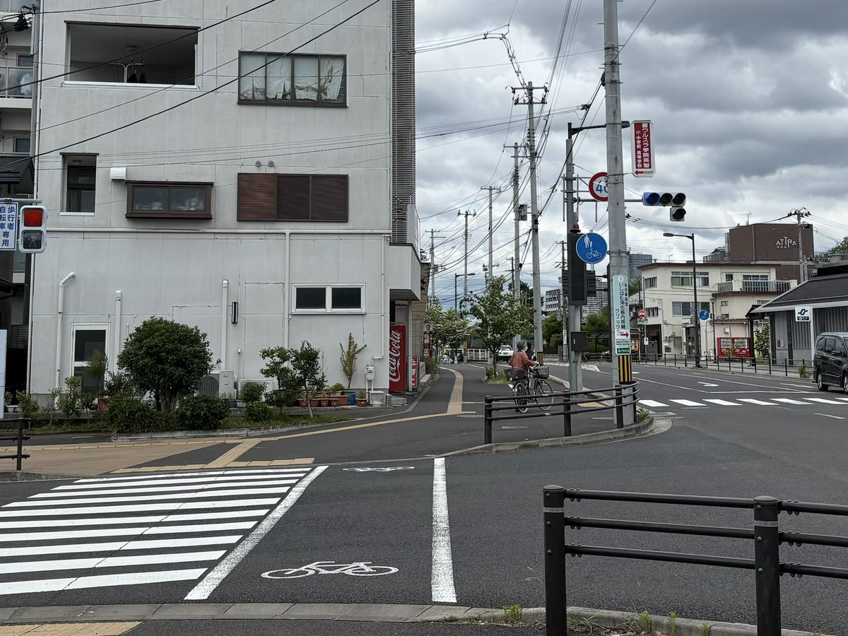 love608's tweet photo. そういえば、自転車ルールが厳しくなってから知ったけど、写真のように、歩行者と自転車専用の信号があってそれが赤の場合
車道の信号が青でも、車道を自転車が直進すると違反らしいね😟罰金6000円くらい取られるらしいよ💦 https://t.co/I4M7fpqqU3