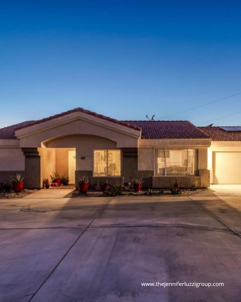 TheLuzziGroup's tweet photo. 🚨 HALF-ACRE HAVASU HOME!

📍3743 Cattail Dr

3 🛏️ | 2 🛁 | Pool &amp; Spa 🌴

RV Parking | Detached Garage

Updated inside and out with vaulted ceilings, granite counters, a split floor plan, and a backyard built for entertaining with a BBQ, fire pit, and propane-heated pool &amp; spa. https://t.co/M2jvdkaXkJ