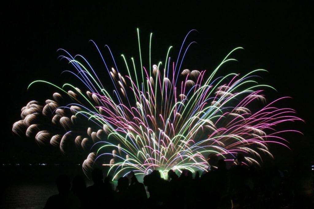 umasaniigata's tweet photo. 【咲花温泉水中花火大会】6/12

咲花温泉の花火は全国的にも珍しい”水中”花火🎆

水面に仕掛けられた花火は大迫力✨

花火が扇状に広がり、夜空と川面を鮮やかに彩ります。

初夏の夜を楽しんでみませんか？

👉 https://t.co/NZL8Ce1Z6R

#新潟 #五泉 https://t.co/yyNeDTLqJ0