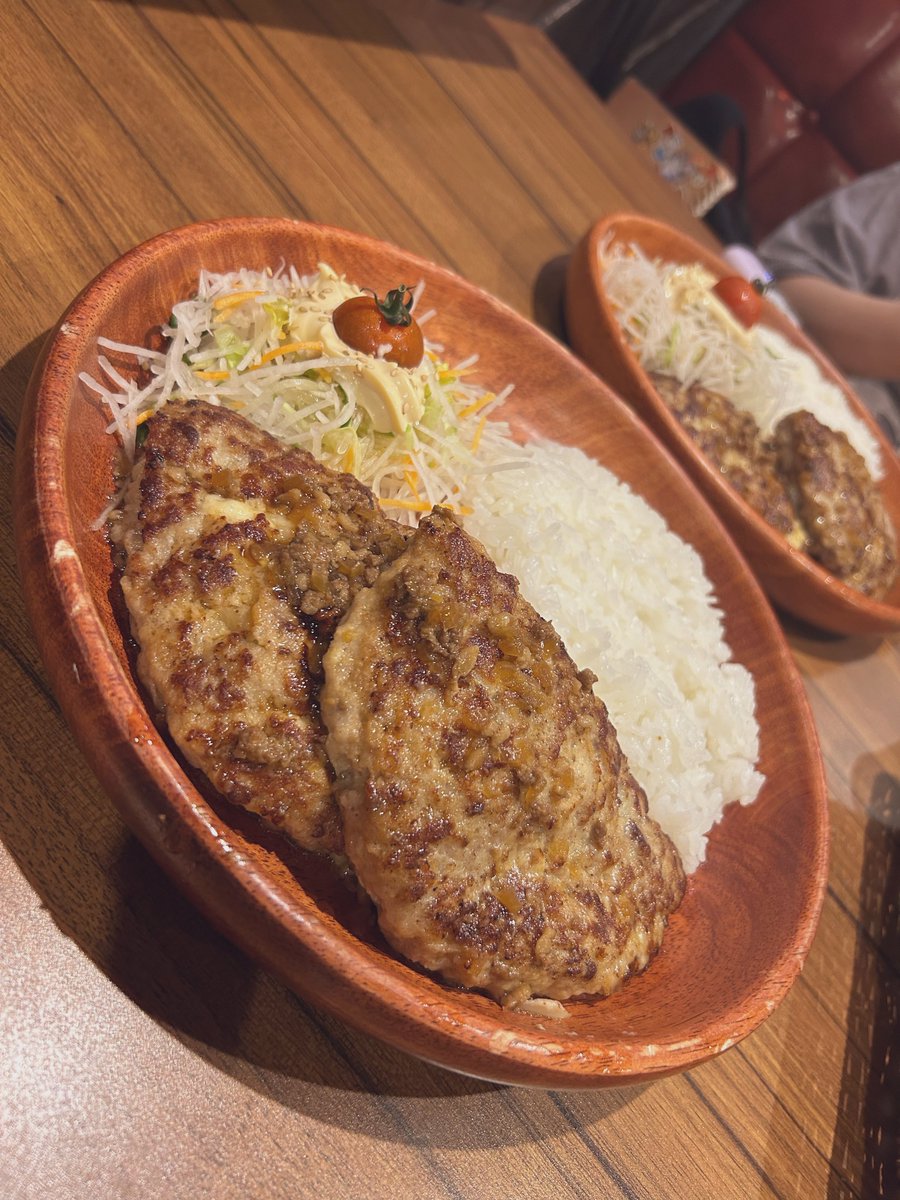 ko_546_'s tweet photo. おやまとごはんいった🎵ポテサラバーグを布教 次はパインバーグかな(^_^)ノ https://t.co/AG4xWE3hnu