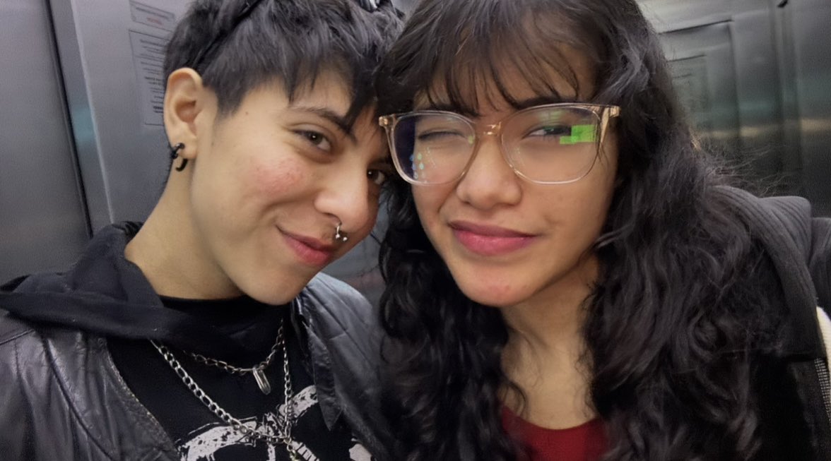 https_memi's tweet photo. feliz mes del orgullo a nosotras que nos declaramos en junio <3 https://t.co/pHrxRTVsmW