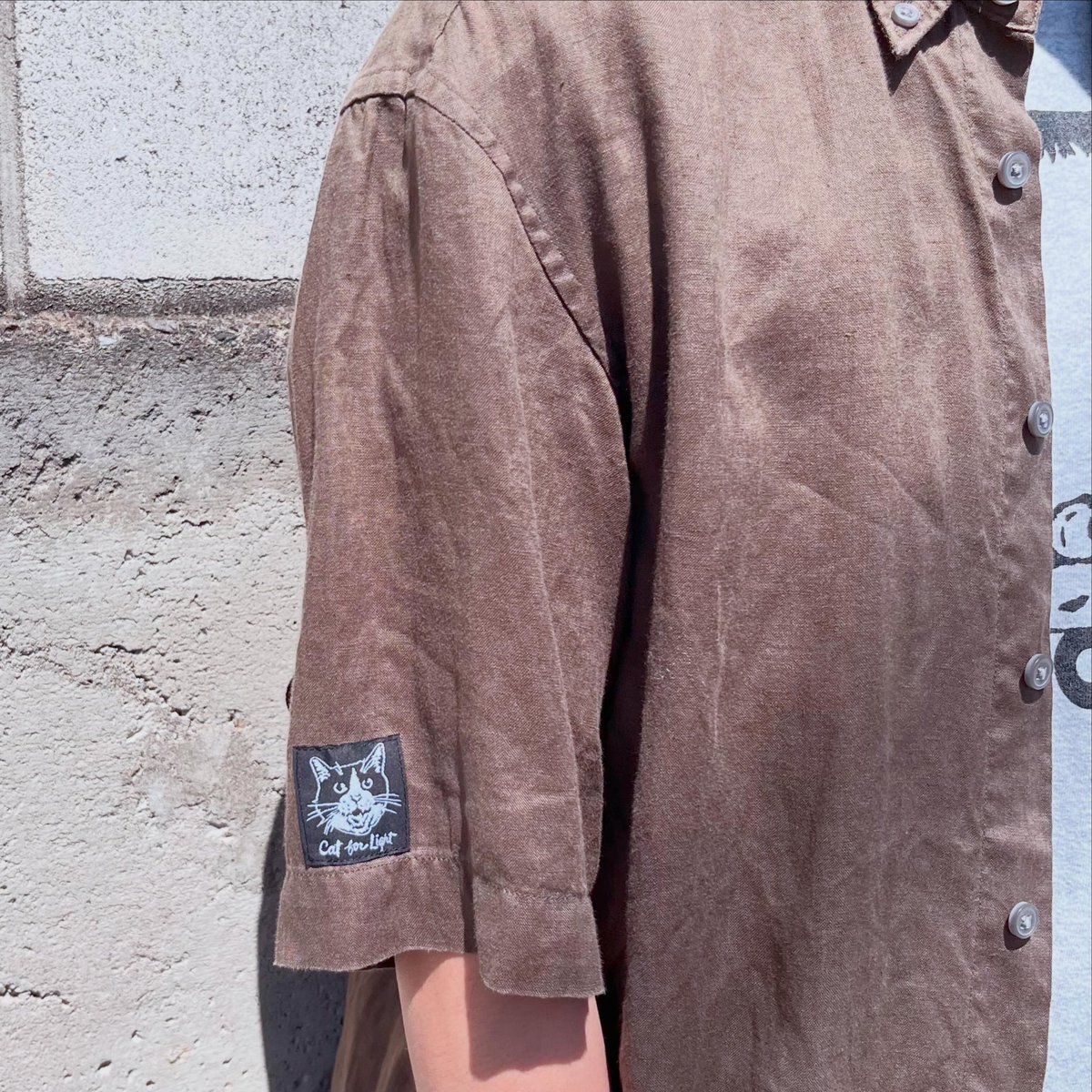 CatforLight's tweet photo. 【Upcycled Collections】リネン半袖シャツ
¥5,500-(送料無料・税込)
台風一過、いよいよ夏の気配☀️日本の夏にはリネンが一番！薄手のシャツに慎重にプリントを入れました。襟があるとリラックススタイルでもきちんと見えるのでシャツは夏にお勧めです。１点限り、お早めに🫶

#catforlight https://t.co/ofXVSd77yg