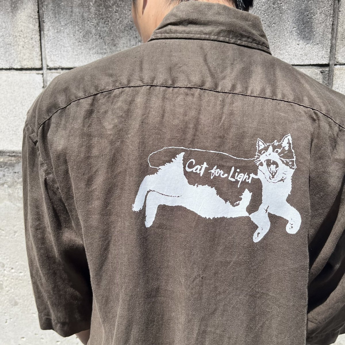 CatforLight's tweet photo. 【Upcycled Collections】リネン半袖シャツ
¥5,500-(送料無料・税込)
台風一過、いよいよ夏の気配☀️日本の夏にはリネンが一番！薄手のシャツに慎重にプリントを入れました。襟があるとリラックススタイルでもきちんと見えるのでシャツは夏にお勧めです。１点限り、お早めに🫶

#catforlight https://t.co/ofXVSd77yg