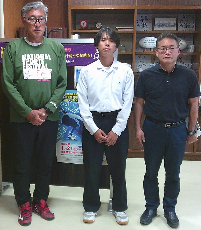 moriko_iwate's tweet photo. 校長室から　部活動報告（ソフトテニス部）
５月29日（金）から和賀川グリーンパークで行われた県高総体ソフトテニス競技男子団体の部でベスト８になった2年杉本悠永さんと顧問の小向健一先生が大会報告に来てくれました。個人戦では、2年高橋結生さん・同青沼慶也さんのペアが東北大会に出場します。 https://t.co/WdFkBGWLBI